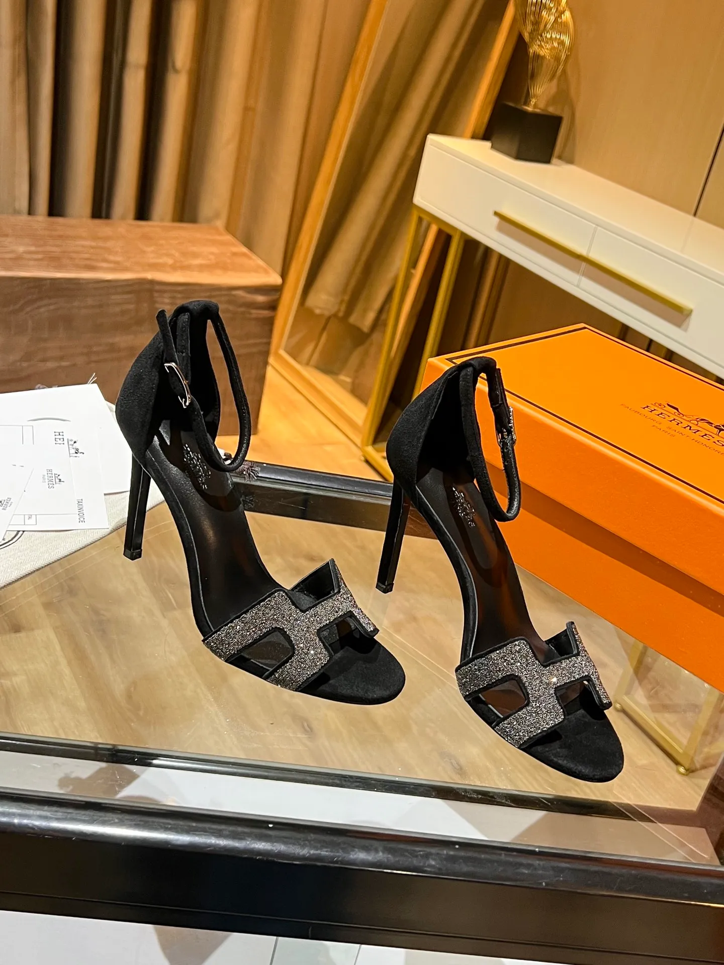 👟👟Ex-factory price 600👟👟 Hermès high-heeled sandals Hermès high-heeled shoes are the simplest, most durable and elegant I have ever seen! ! ! It can hold any style, and the height of 10.5cm is easy to control. Each color has its own unique style. You must buy this one, it is really easy to wear and look good! size: 35-40 (34.40.41 customization is non-returnable and non-exchangeable)